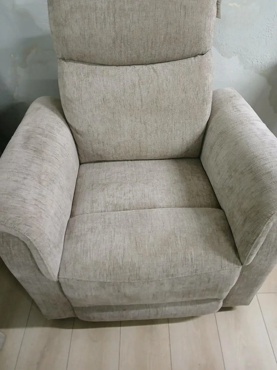 2 reclining  chairs ELECTRIC - Image 1