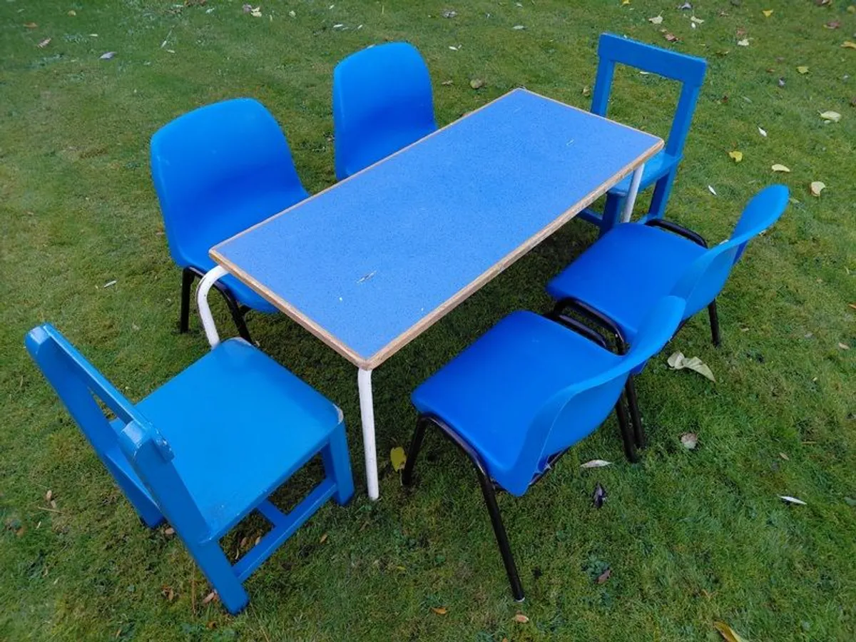 Kids table and 6 chairs - Image 1