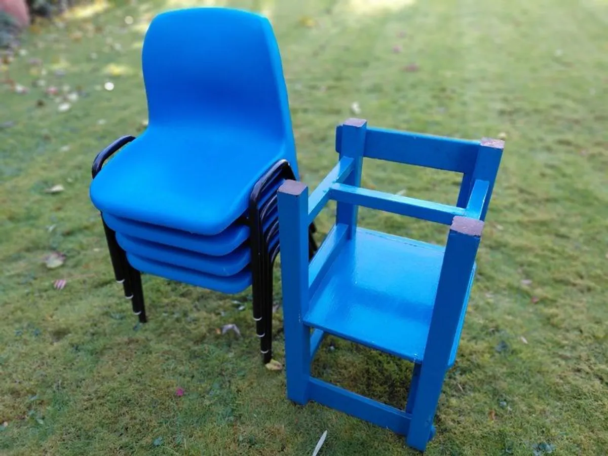 Kids table and 6 chairs - Image 2