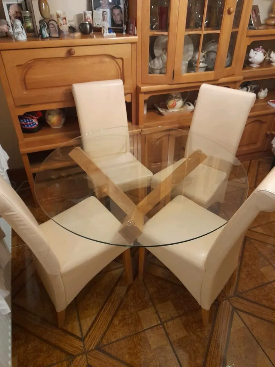 Table and chairs - Image 1