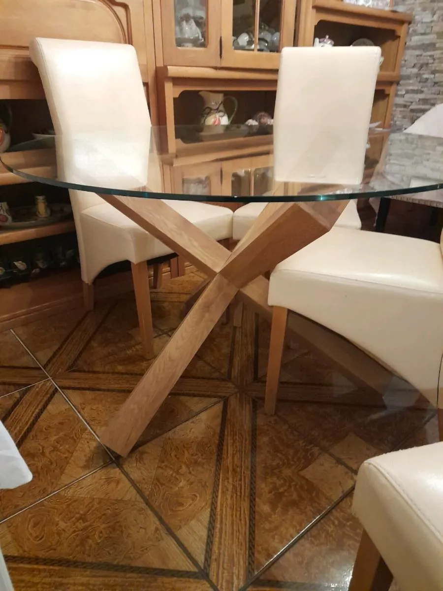 Table and chairs - Image 3