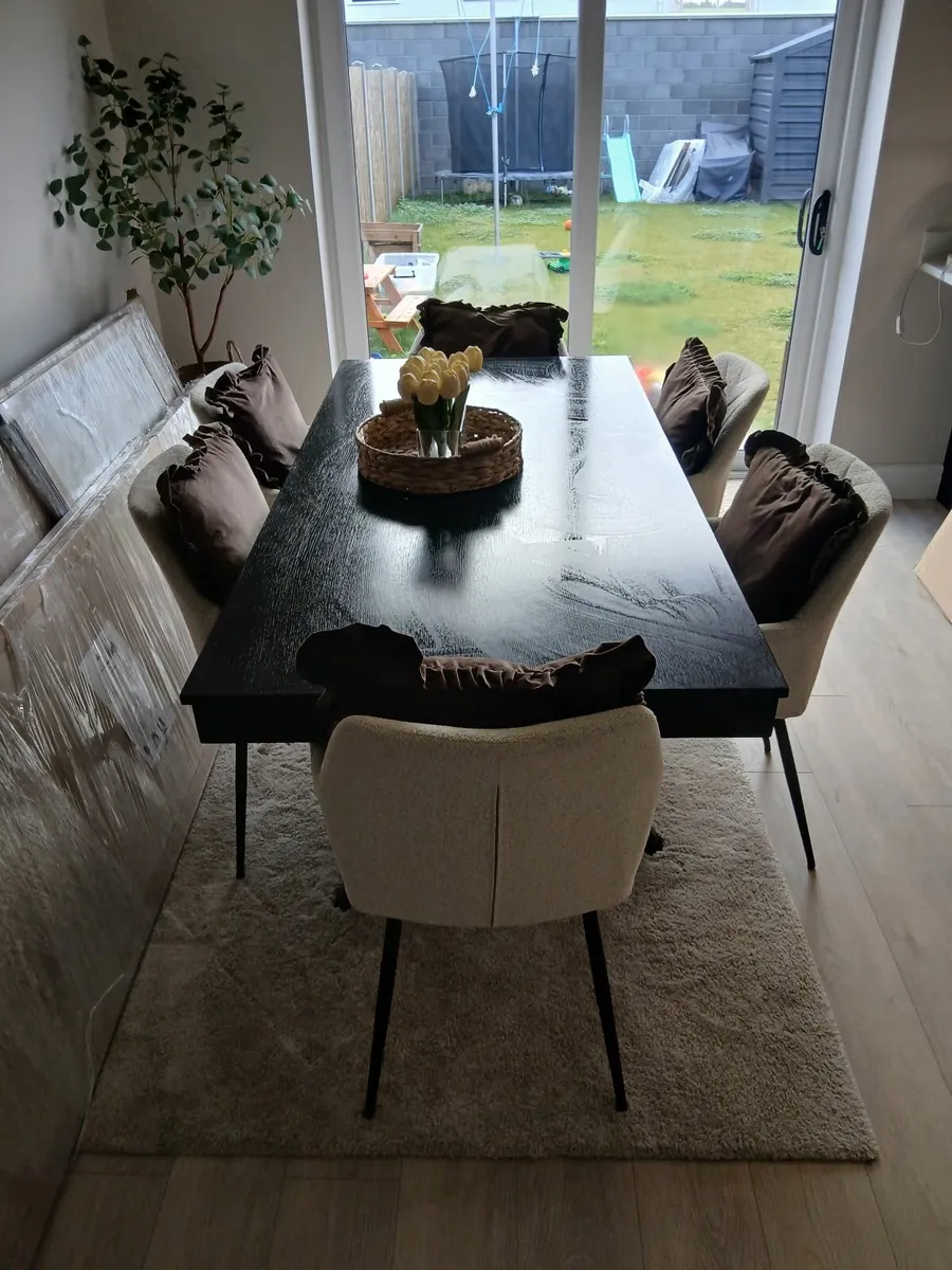 Kitchen table and chairs - Image 1