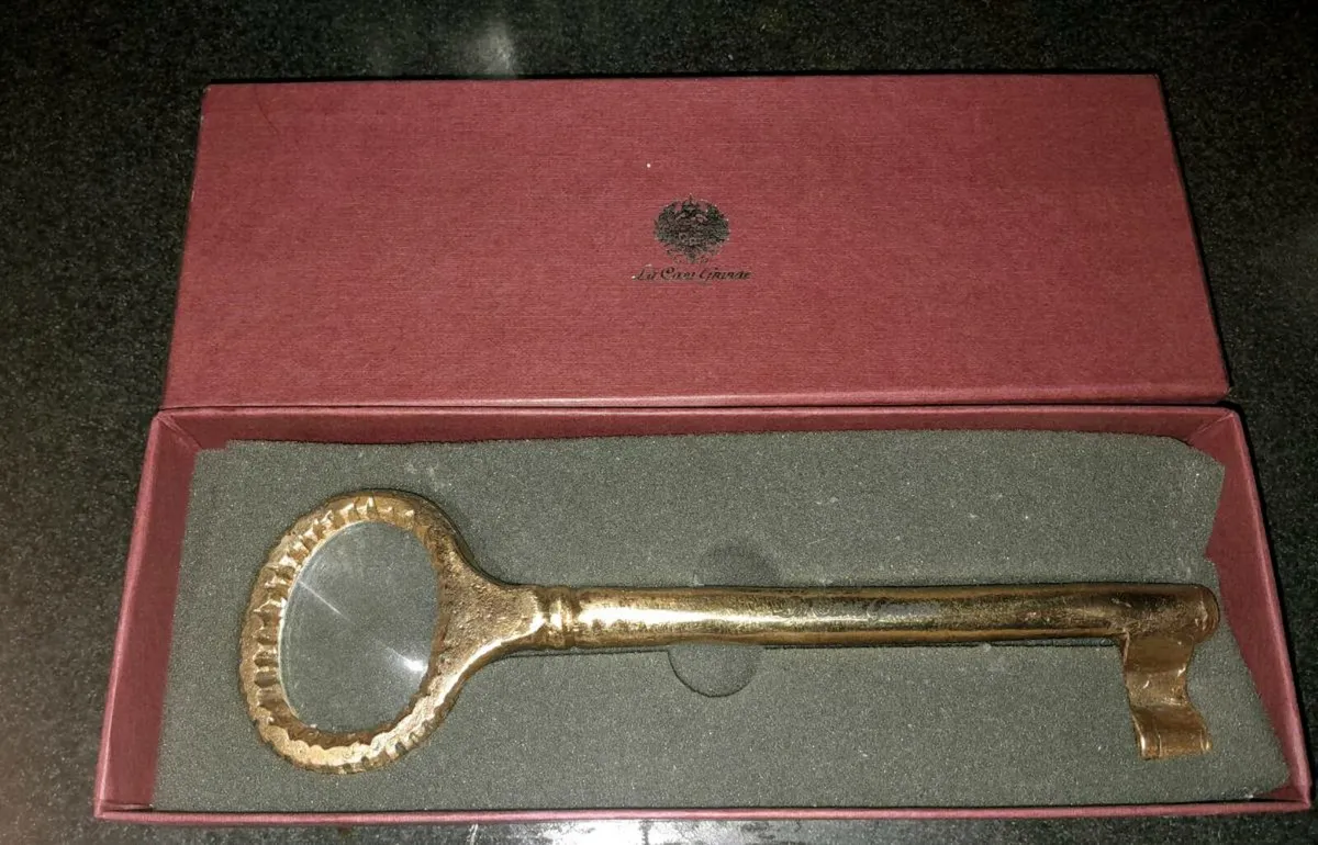 La Casa Grande large brass key magnifying glass - Image 1