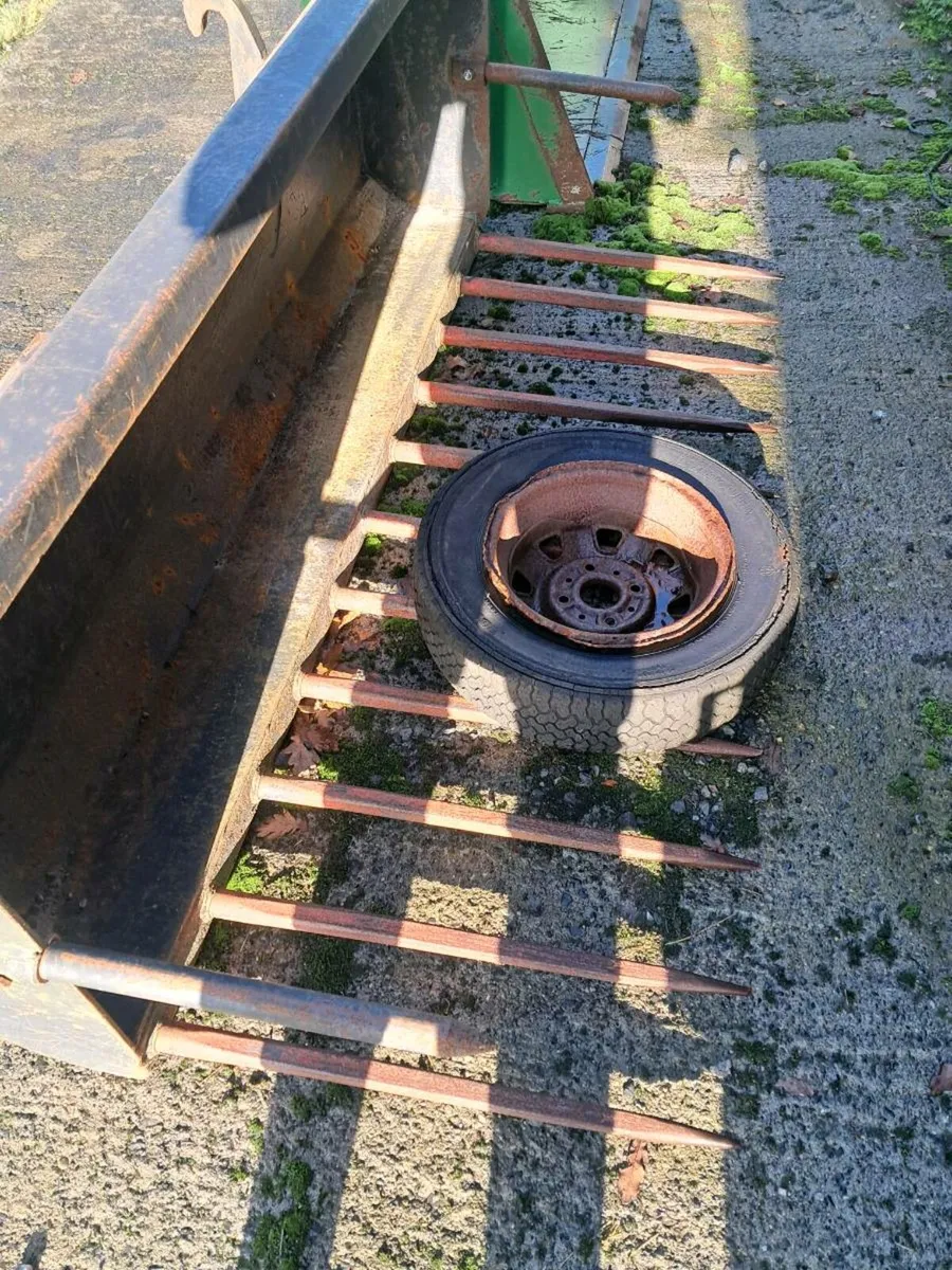 11 ft 6 slats  and 6ft dung fork - Image 1