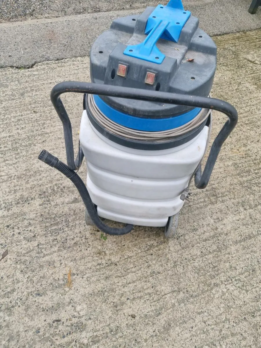 Wet dry vacuum - Image 1