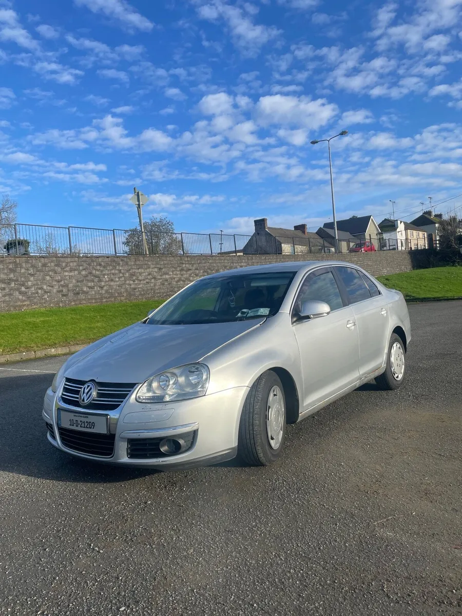 Volkswagen Jetta 2010 - Image 2