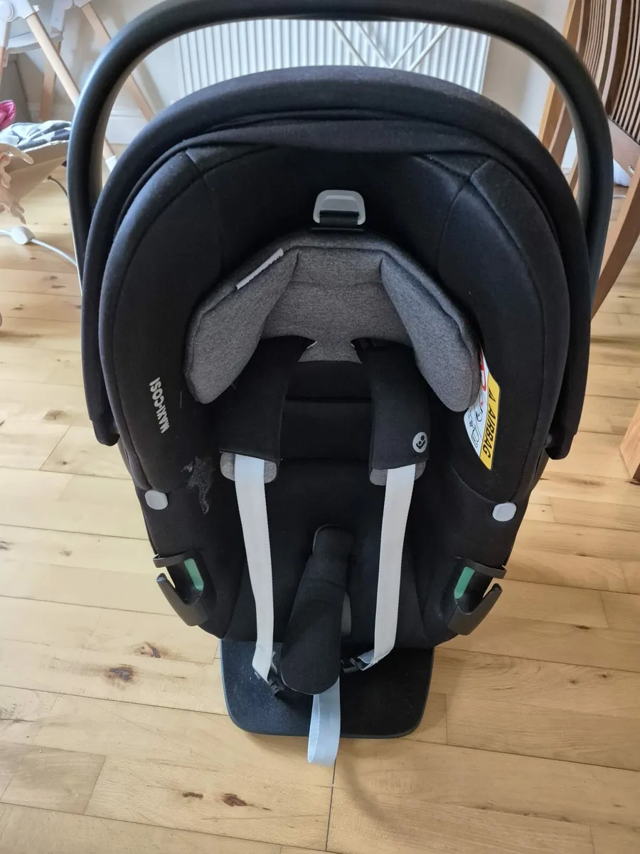 2 Maxi cosi car seats and bases - Image 1