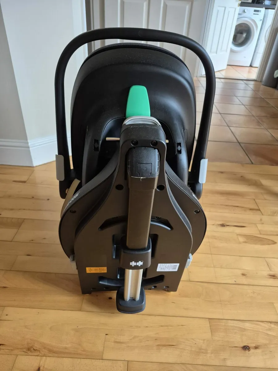 2 Maxi cosi car seats and bases - Image 2