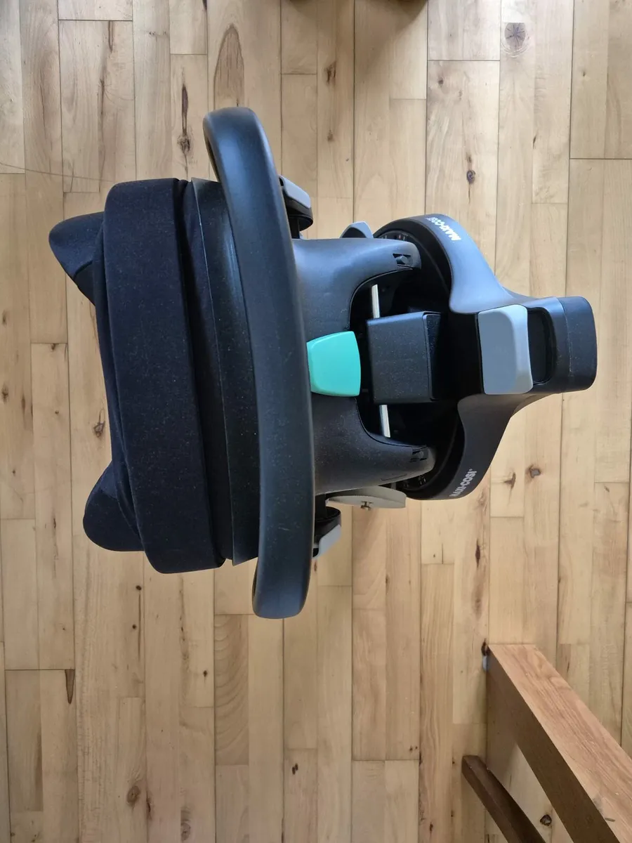 2 Maxi cosi car seats and bases - Image 3