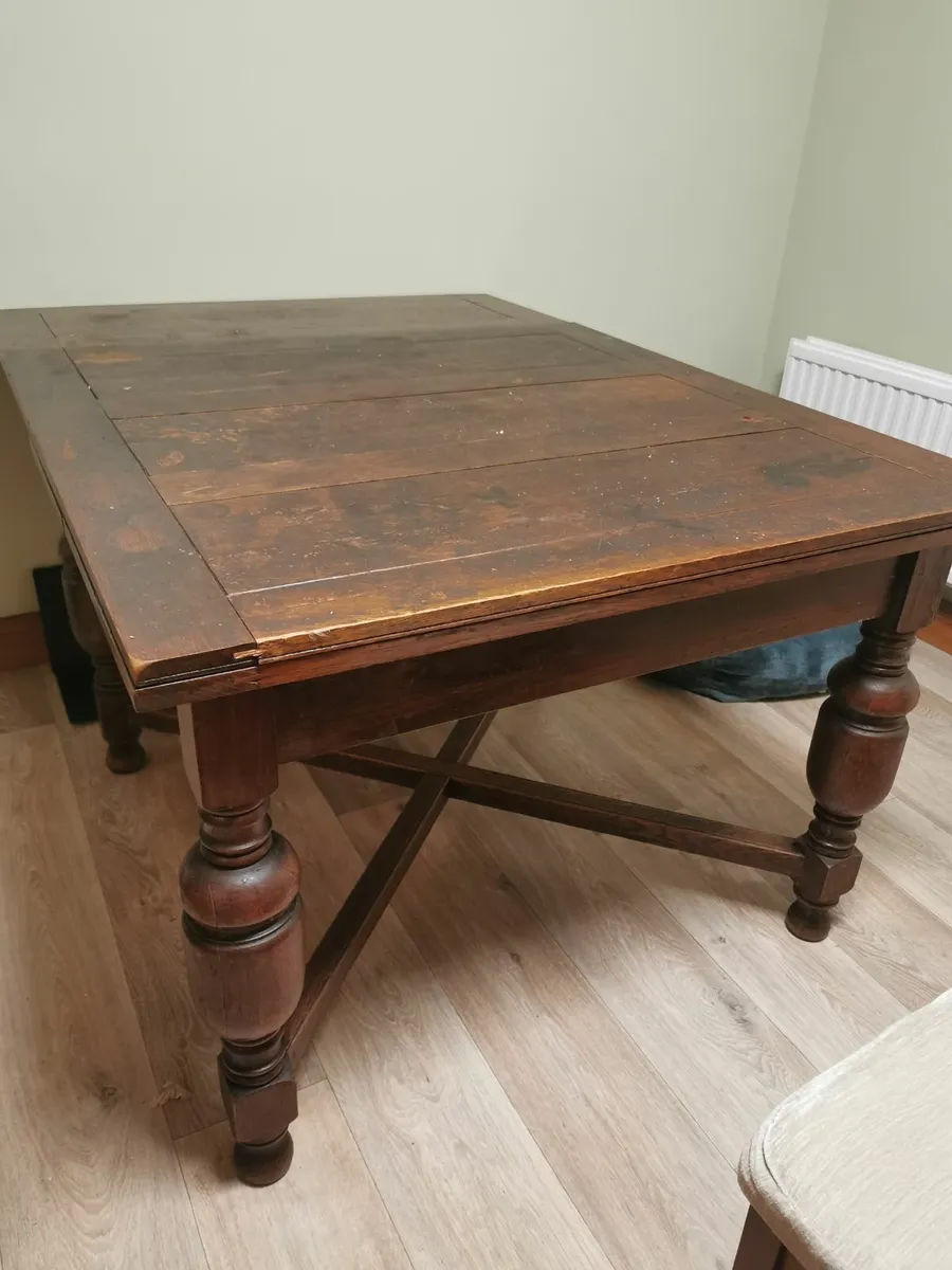 Extendable wooden dining table - Image 1