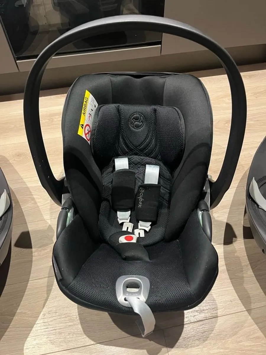 1x Cybex Baby Car Seat Black + 1x Isofix - Image 1