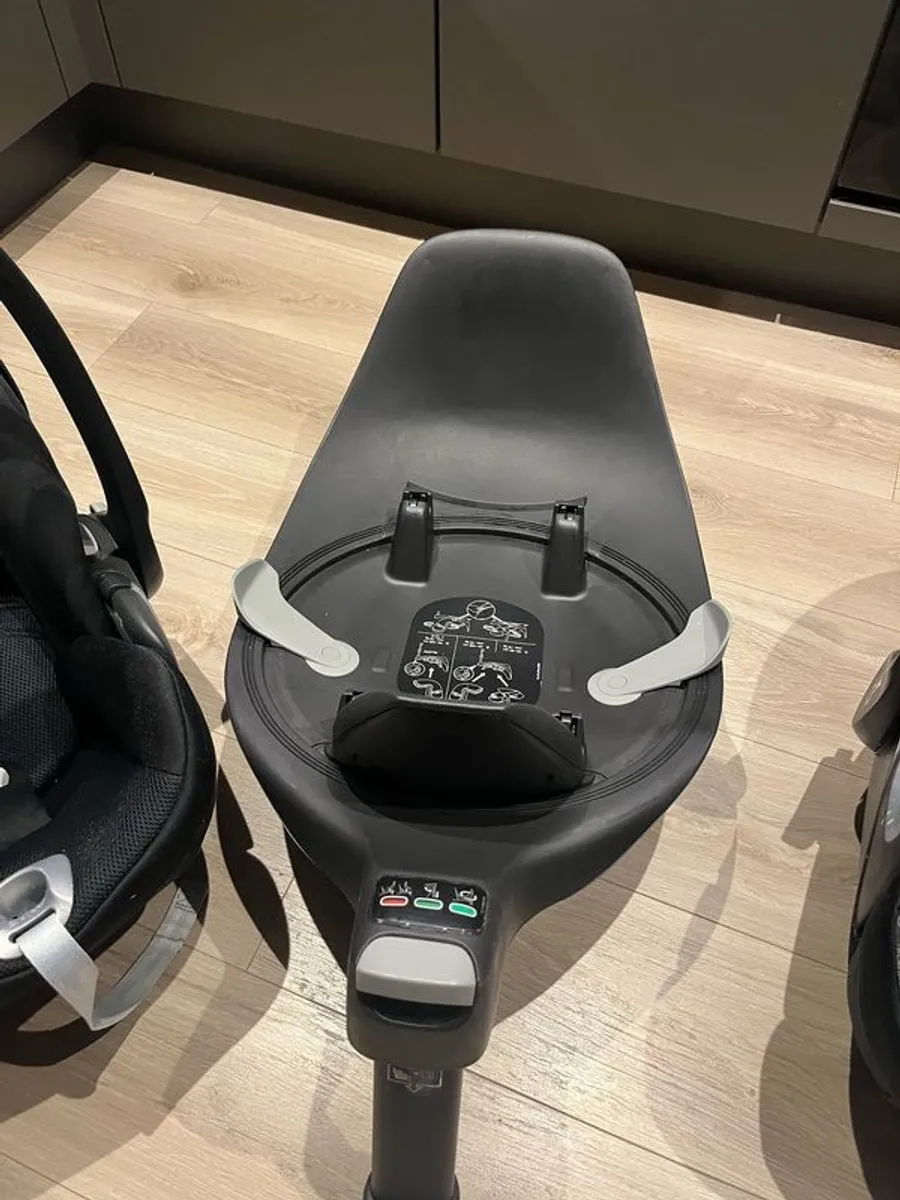 1x Cybex Baby Car Seat Black + 1x Isofix - Image 2