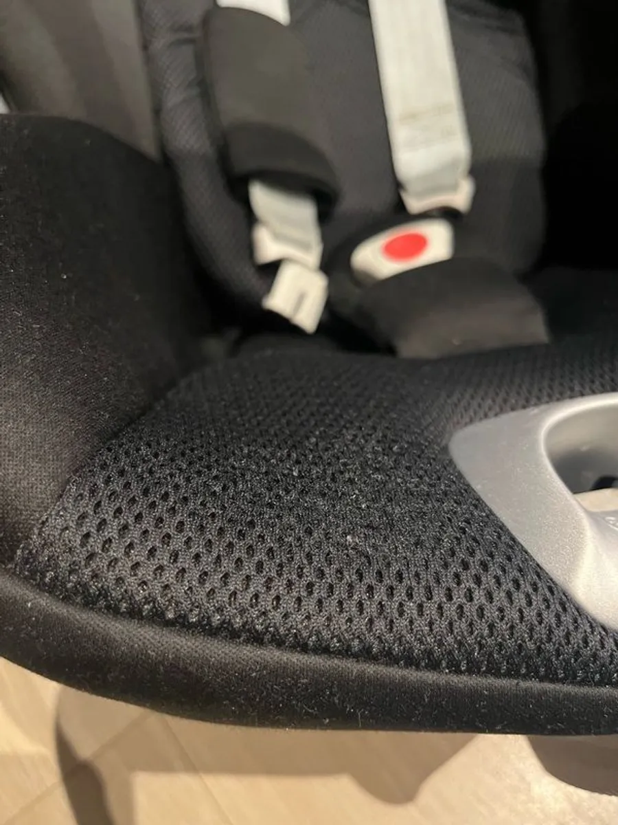 1x Cybex Baby Car Seat Black + 1x Isofix - Image 3