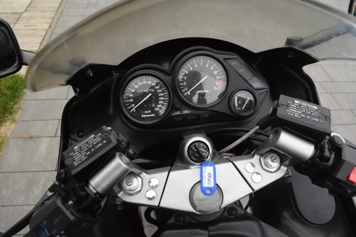 Kawasaki zzr1100 - 21035 Miles yzf750r - Image 4