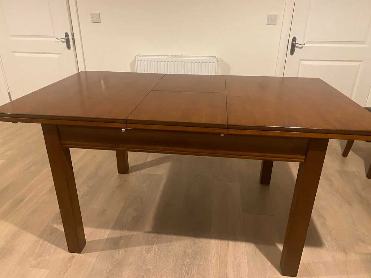 Extending oak dining table - Image 1