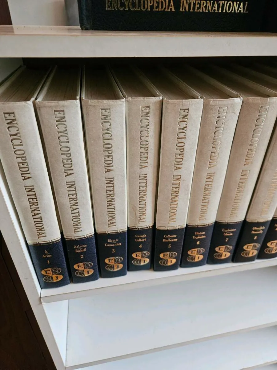 Set of Encyclopedias - Image 1