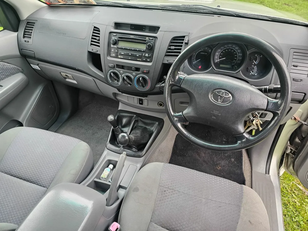 Toyota Hilux 2009 - Image 2