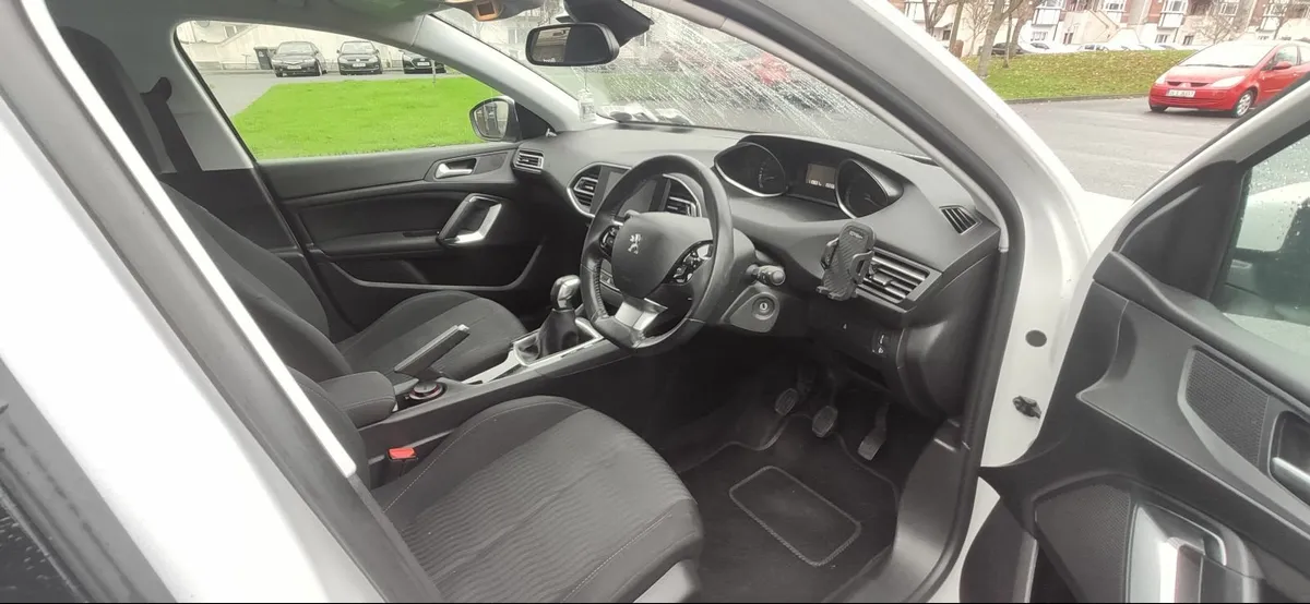 Peugeot 308 Manual 2016 1.2 Petrol - Image 3