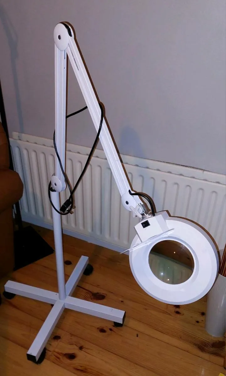 Portable magnifying lamp