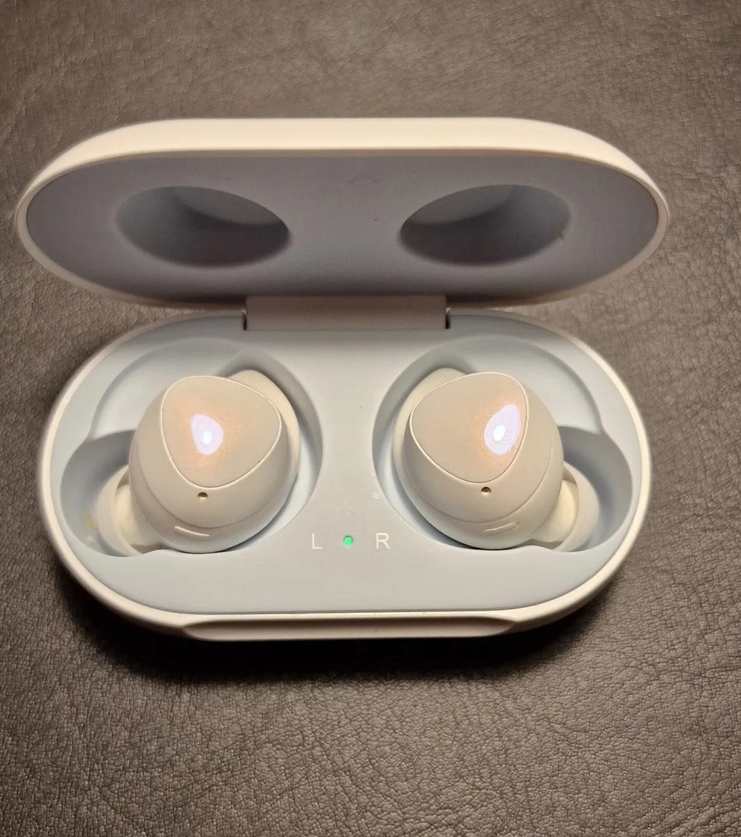 Samsung earbuds - Image 1