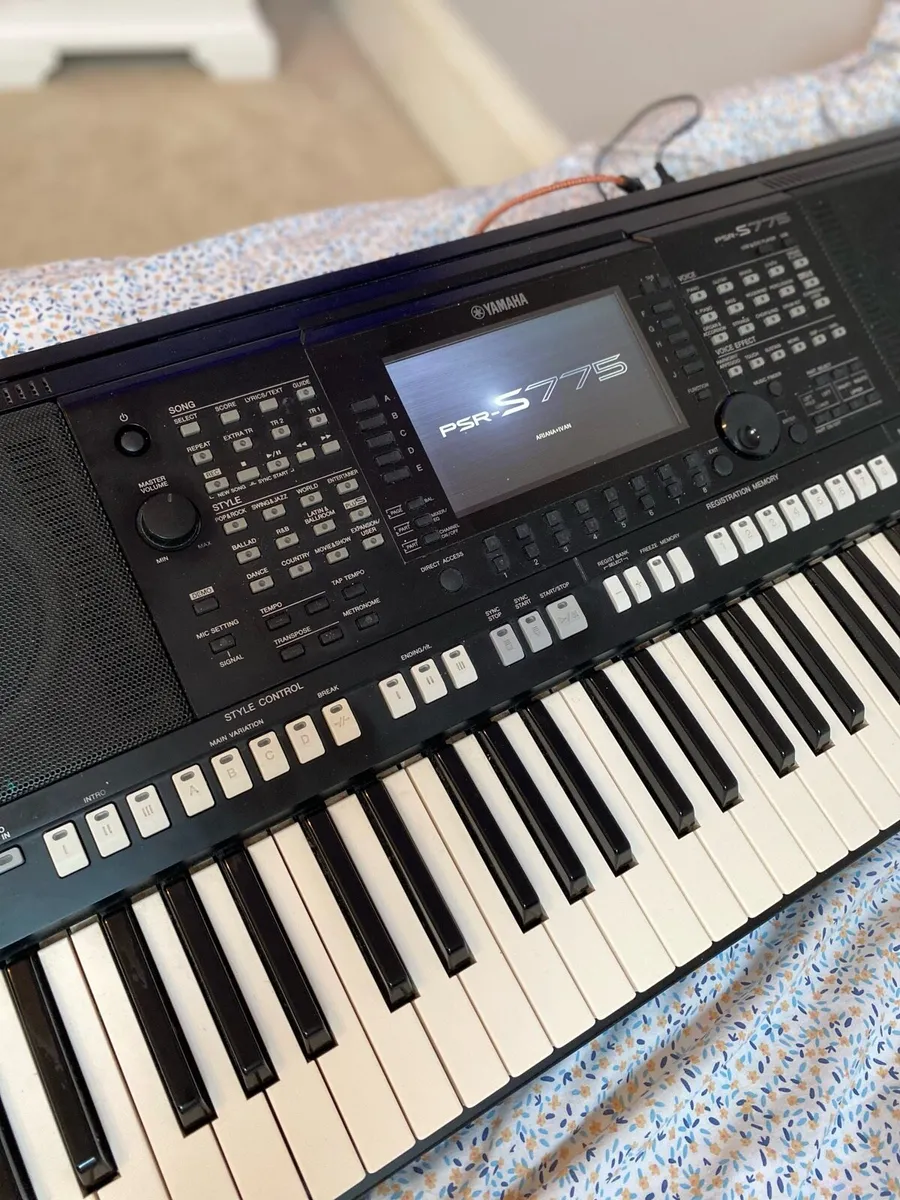 Yamaha keyboard psr s775 - Image 1