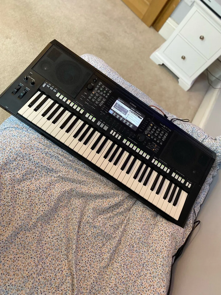 Yamaha keyboard psr s775 - Image 2