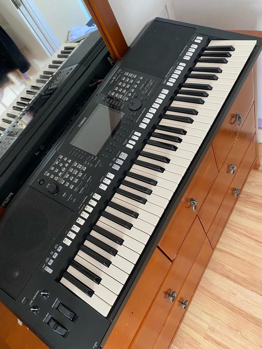 Yamaha keyboard psr s775 - Image 3