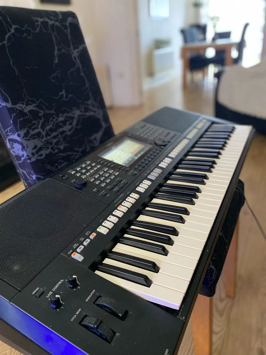 Yamaha keyboard psr s775 - Image 4