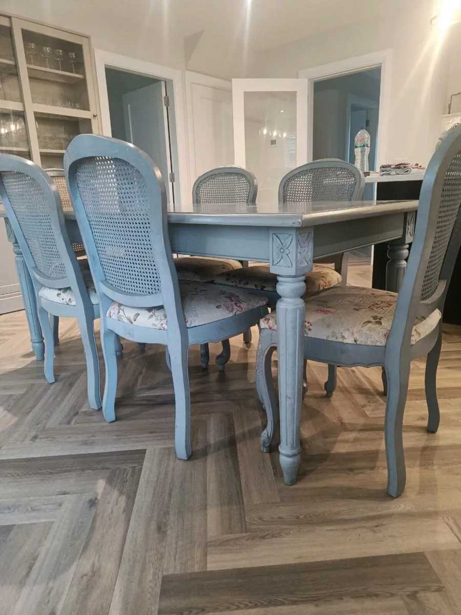 Kitchen table and chairs - Image 1