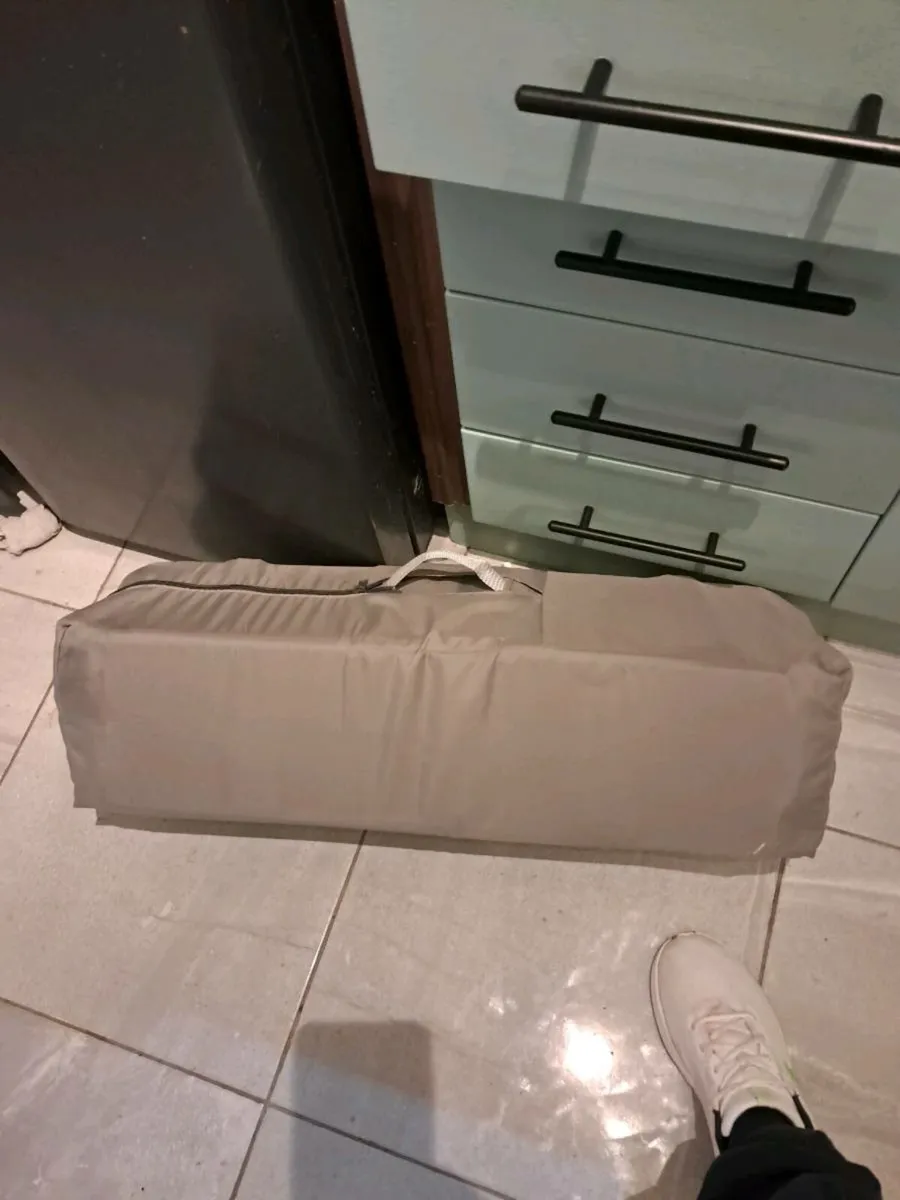 Travel cot - Image 2