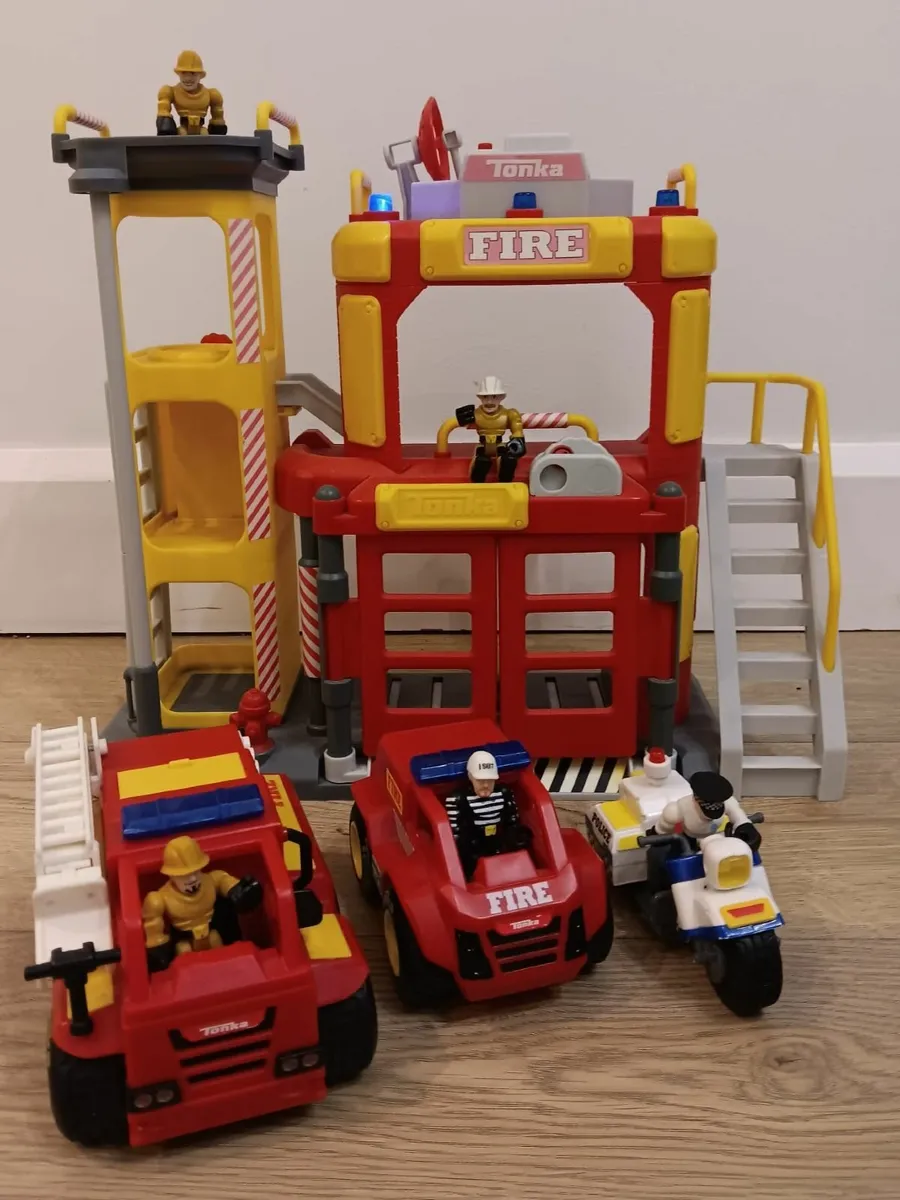 Fire Station with fire engines - Image 1