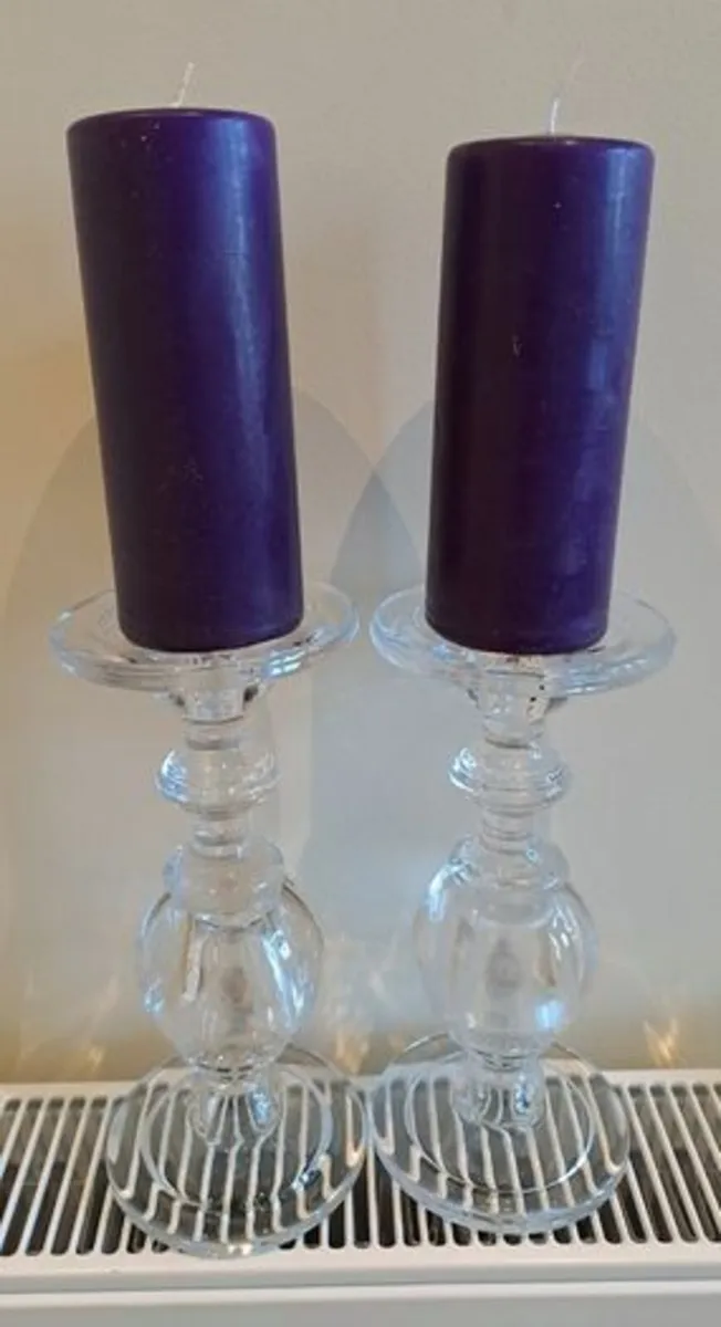 2 large glass candle sticks with candles - Image 1
