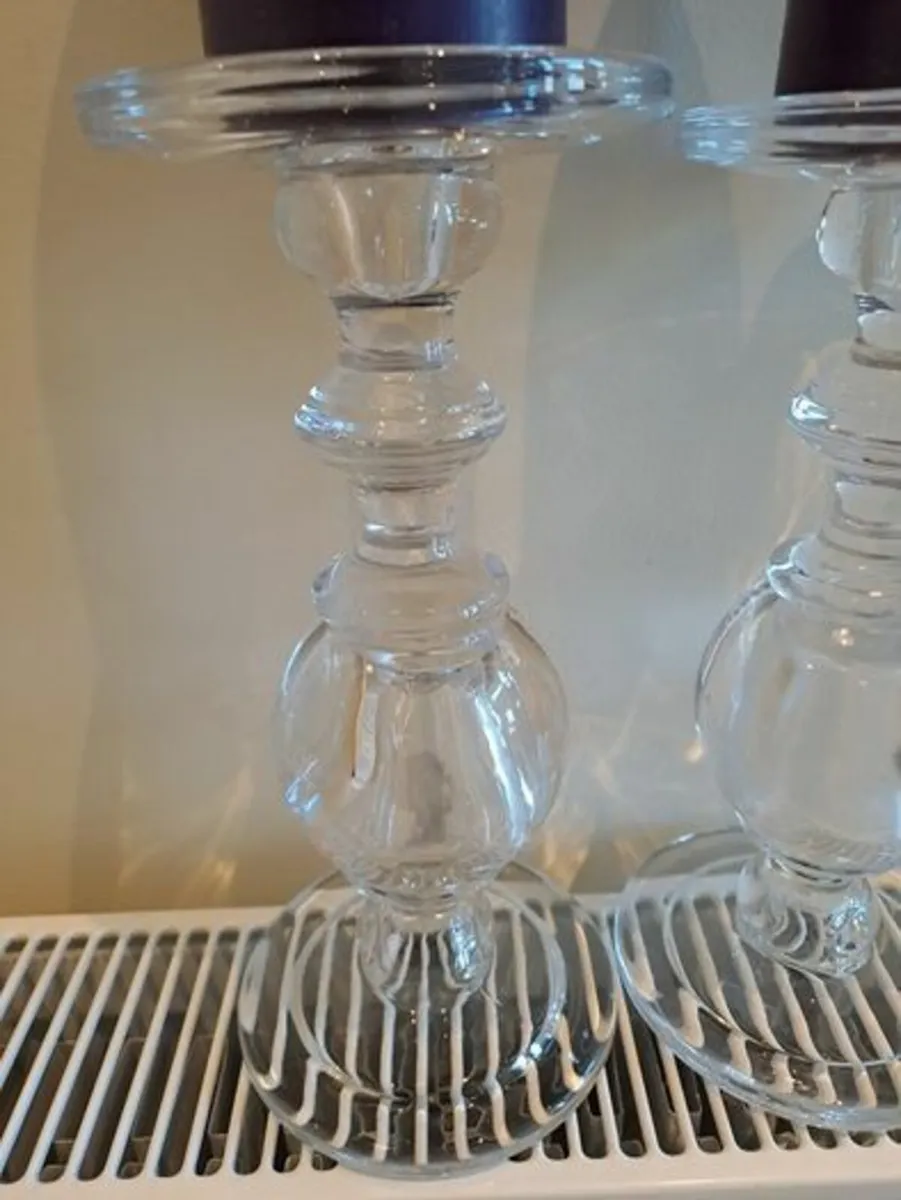 2 large glass candle sticks with candles - Image 2