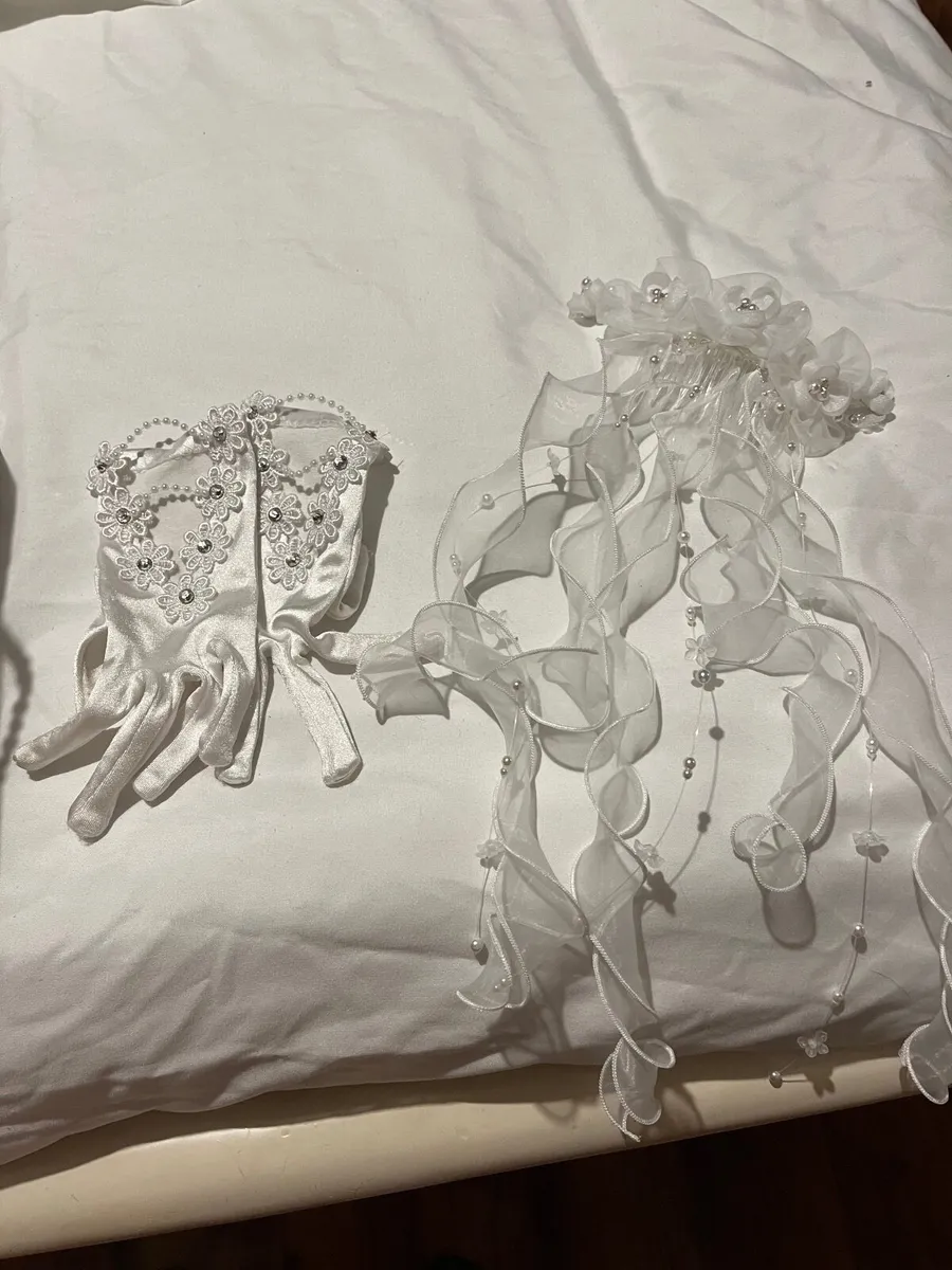 Communion dress and accessories - Image 2