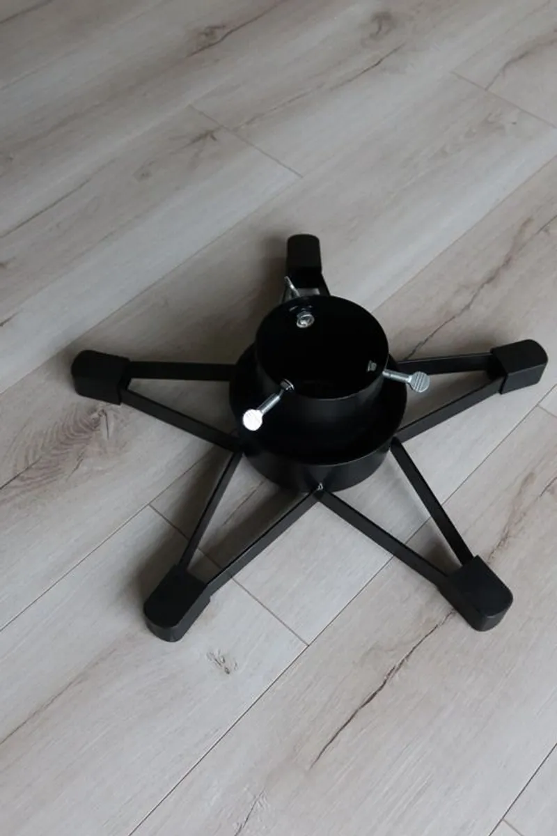 Star design Christmas tree stand with water reservoir - Image 1