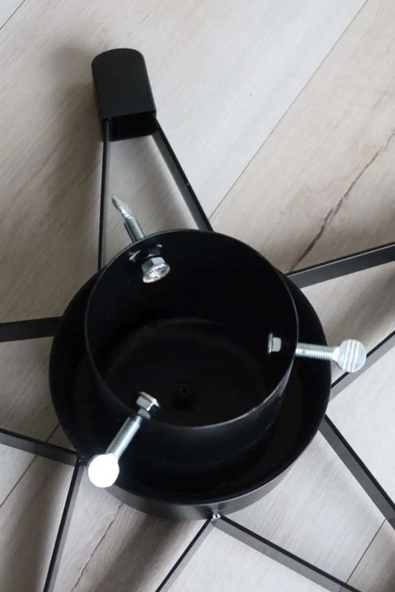 Star design Christmas tree stand with water reservoir - Image 2