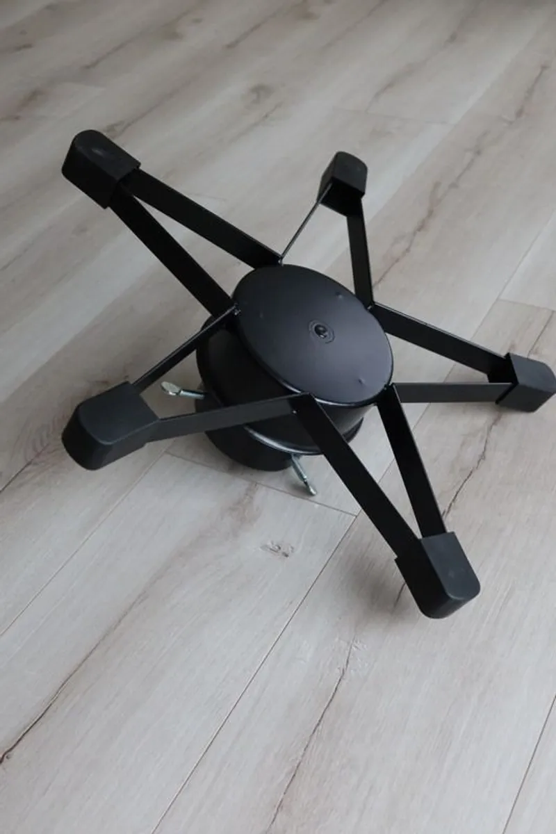 Star design Christmas tree stand with water reservoir - Image 3