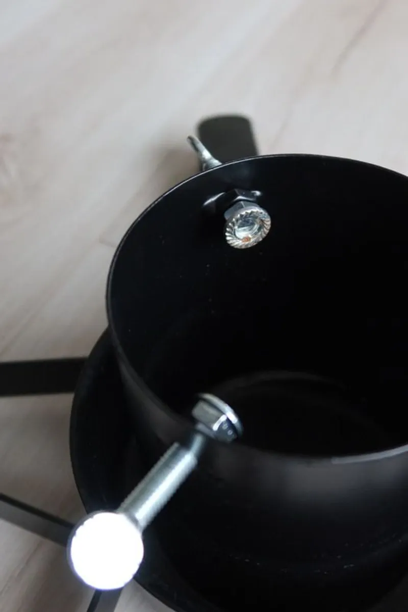 Star design Christmas tree stand with water reservoir - Image 4