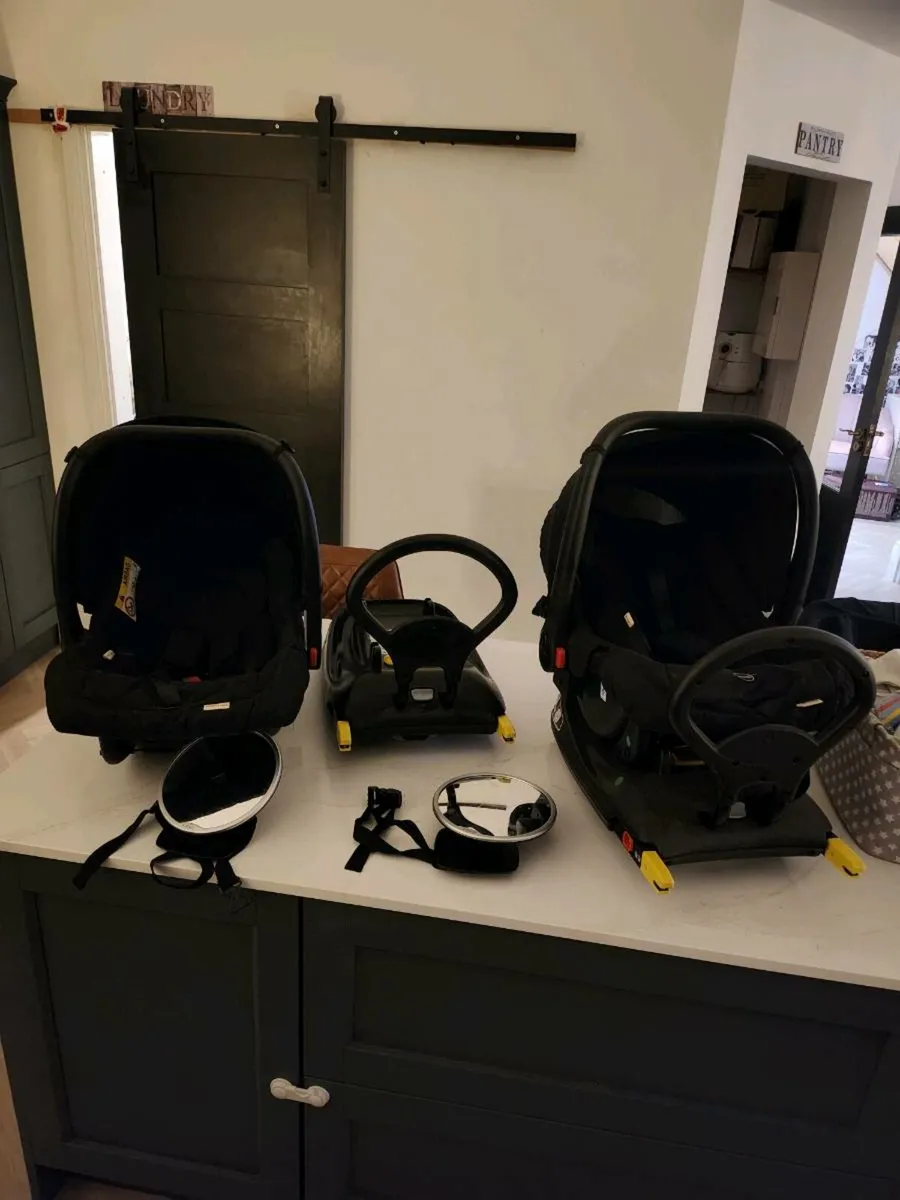 2 baby car seats and isofix bases plus mirrors - Image 1