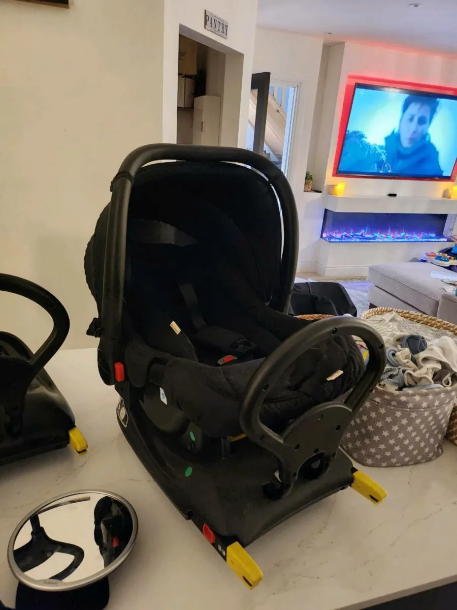 2 baby car seats and isofix bases plus mirrors - Image 2