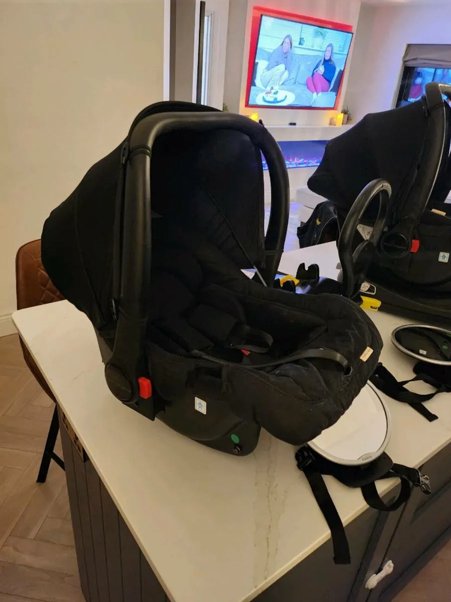 2 baby car seats and isofix bases plus mirrors - Image 3