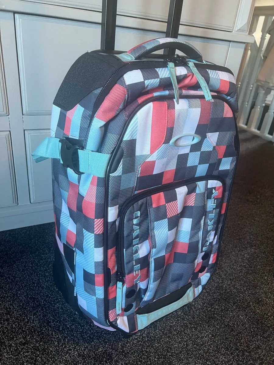 Oakley suit case - Image 1