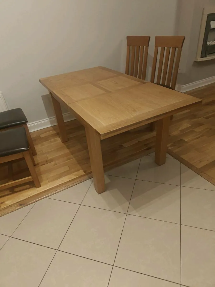 Table and chairs - Image 1