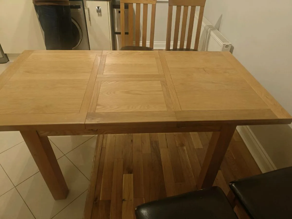 Table and chairs - Image 4