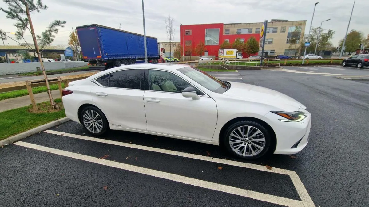 2019 LEXUS ES300H - Image 2