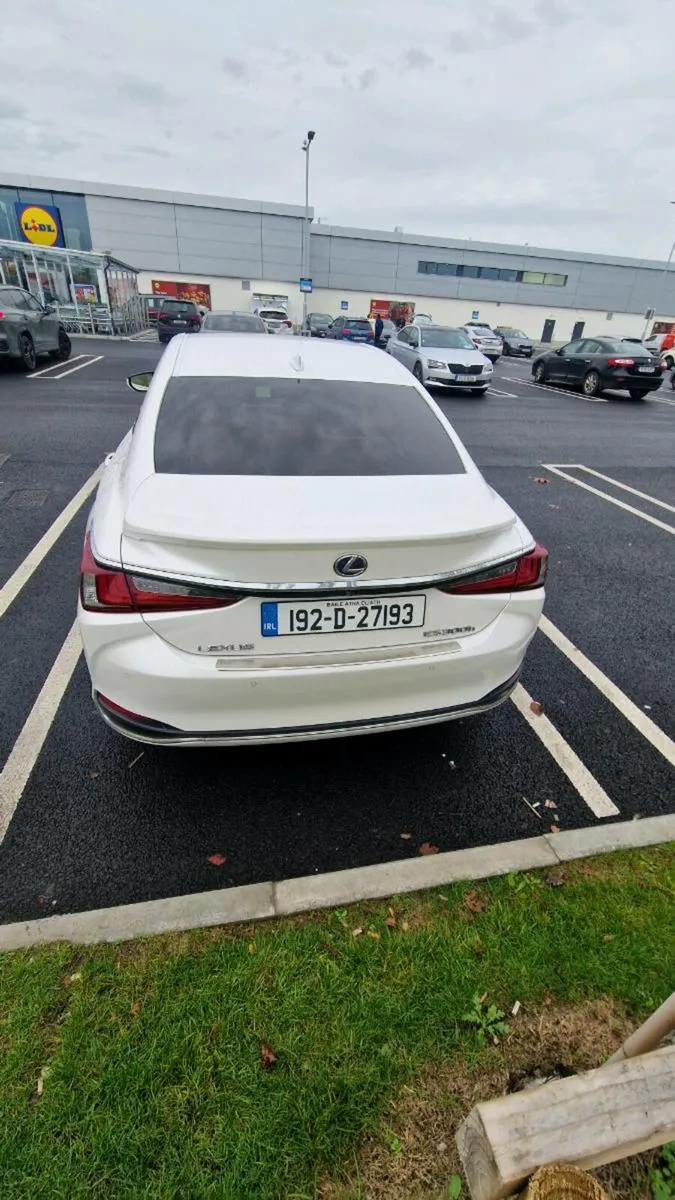 2019 LEXUS ES300H - Image 4