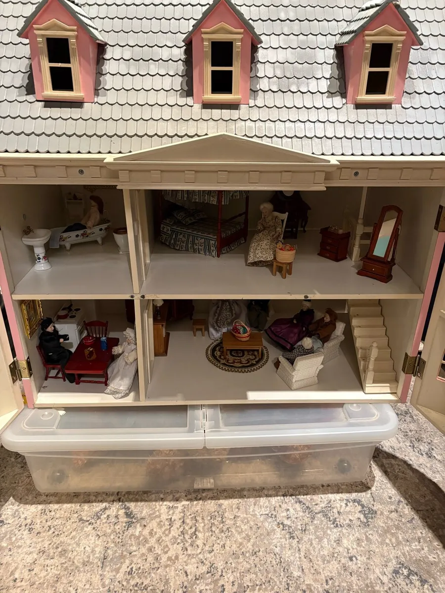 Vintage style dolls house - Image 2