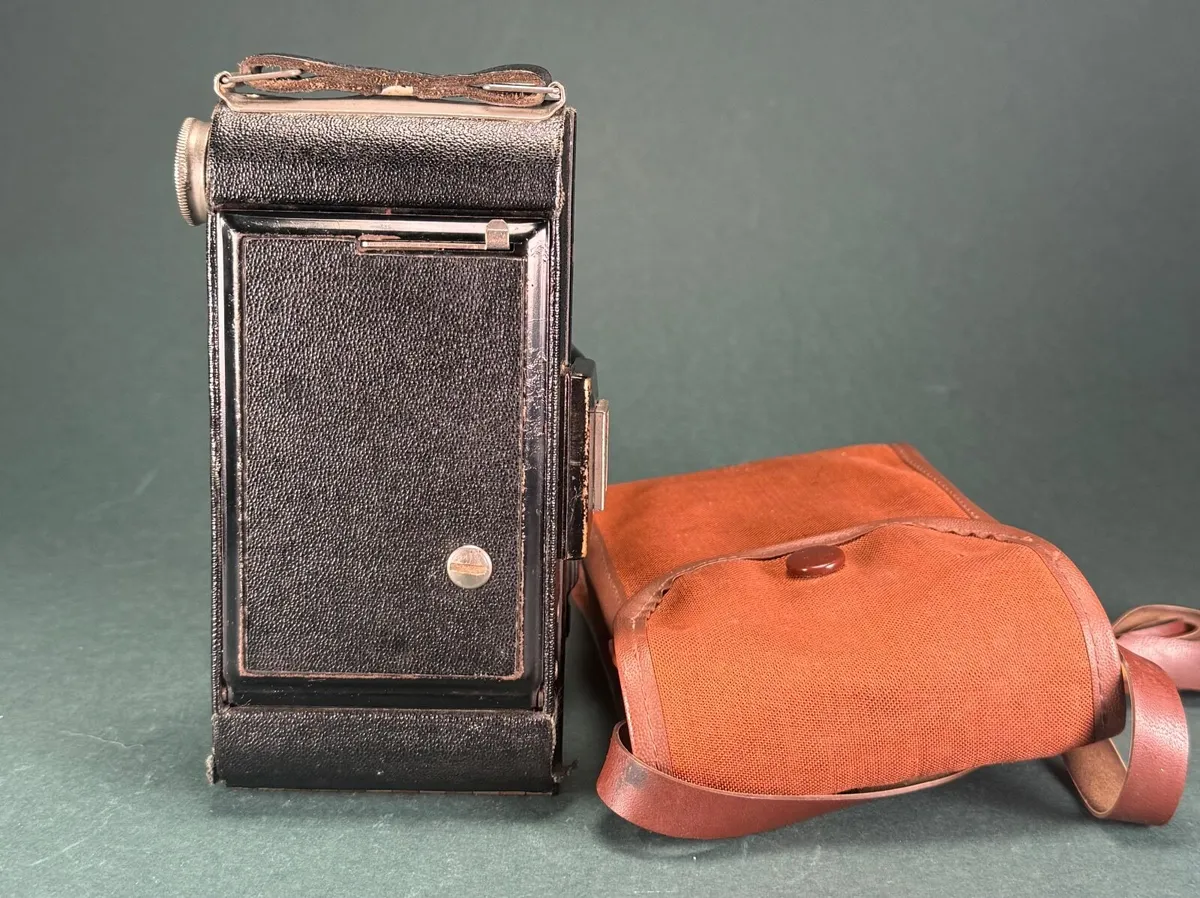 KODAK BROWNIE FOLDING CAMERA FILM SIX-20 - Image 3