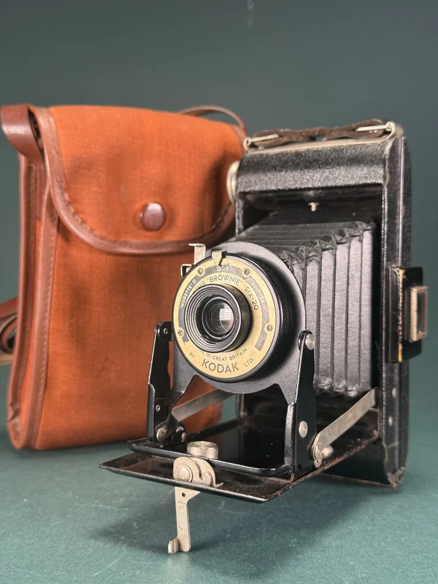 KODAK BROWNIE FOLDING CAMERA FILM SIX-20 - Image 1
