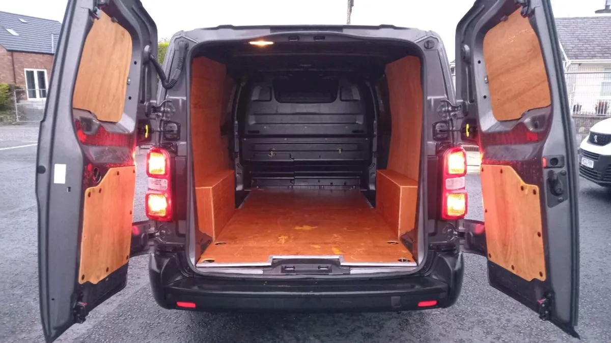 2024 Toyota Proace Lwb 2.0hdi , light damage - Image 3